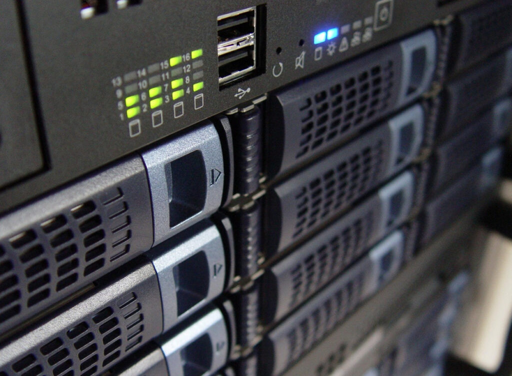 Saját szervertermet tartsunk fenn vagy béreljünk? – Dilemmák a digitális világban