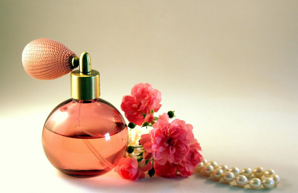 Az illatok pszichológiája: miért vonzanak bennünket az egyes parfümök?