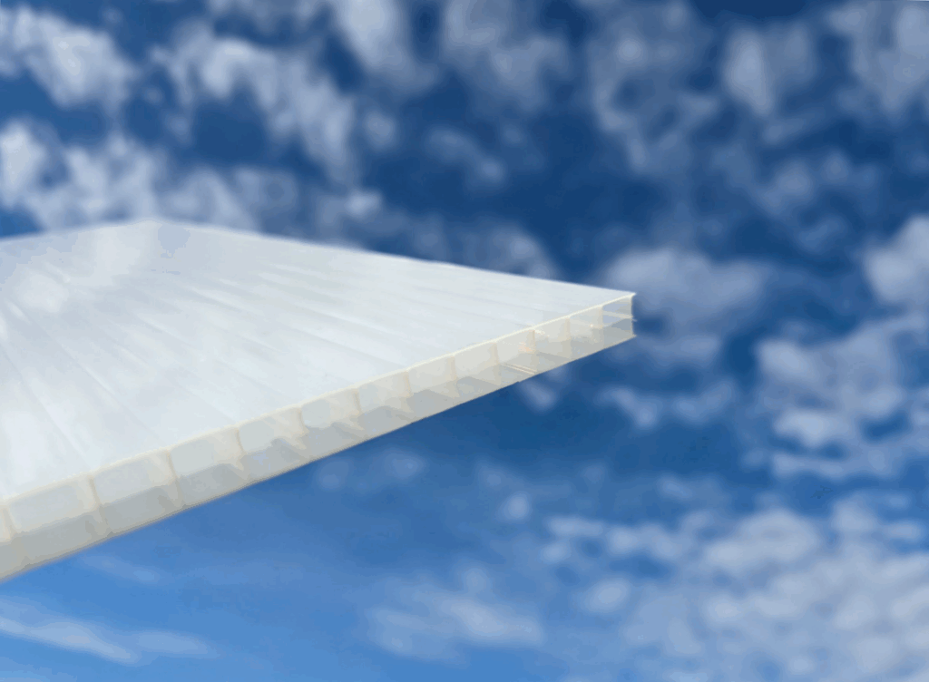 A fényáteresztés és a diszkréció tökéletes egyensúlya: az opál üregkamrás polikarbonát lemezek