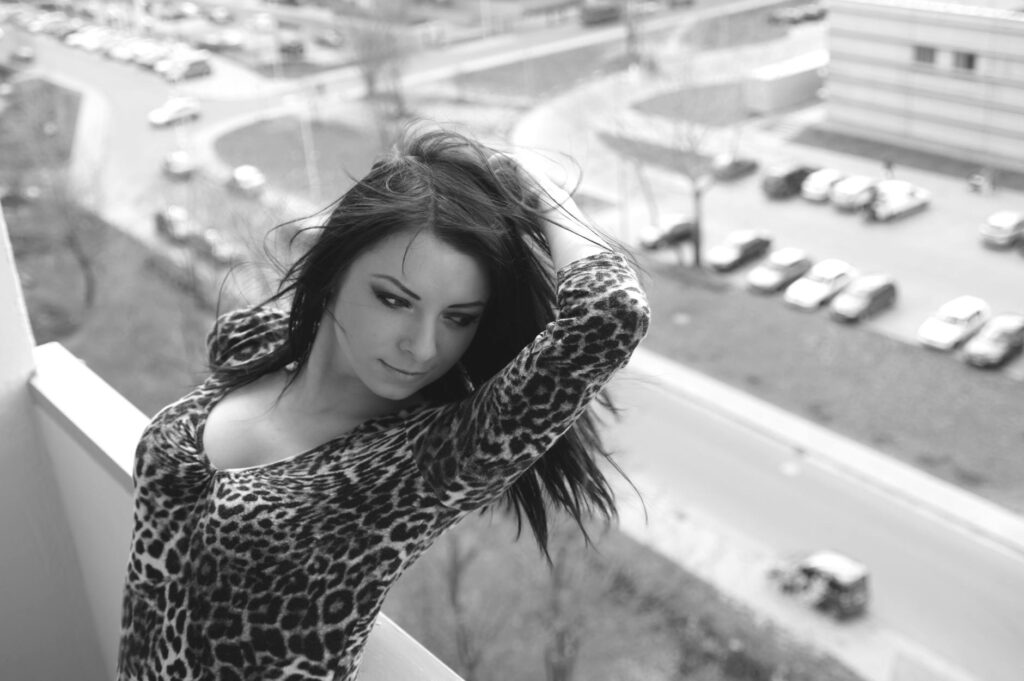 Miért érdemes kipróbálni a monokróm öltözködést a szürke hétköznapokon