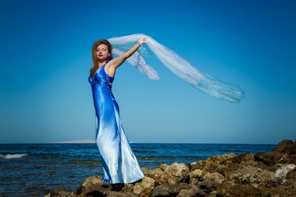 Miért lett újra a legfontosabb kiegészítőnk a klasszikus selyemsál?