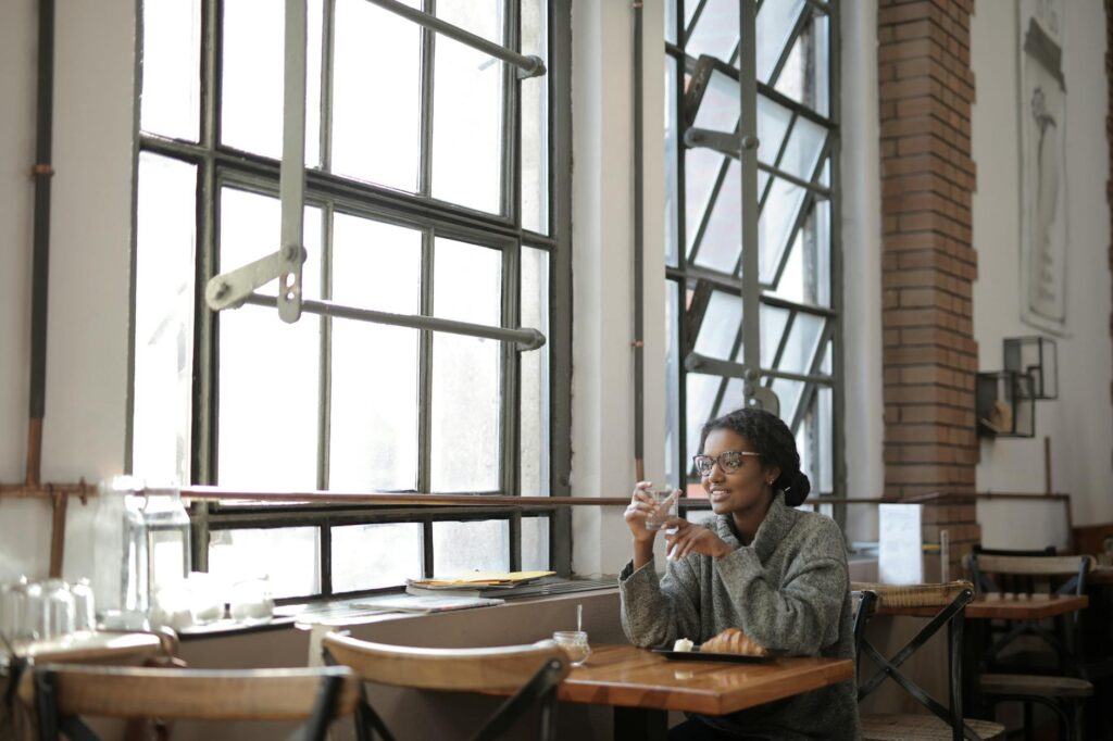 Miért érdemes néha egyedül is beülni egy kávézóba vagy moziba?