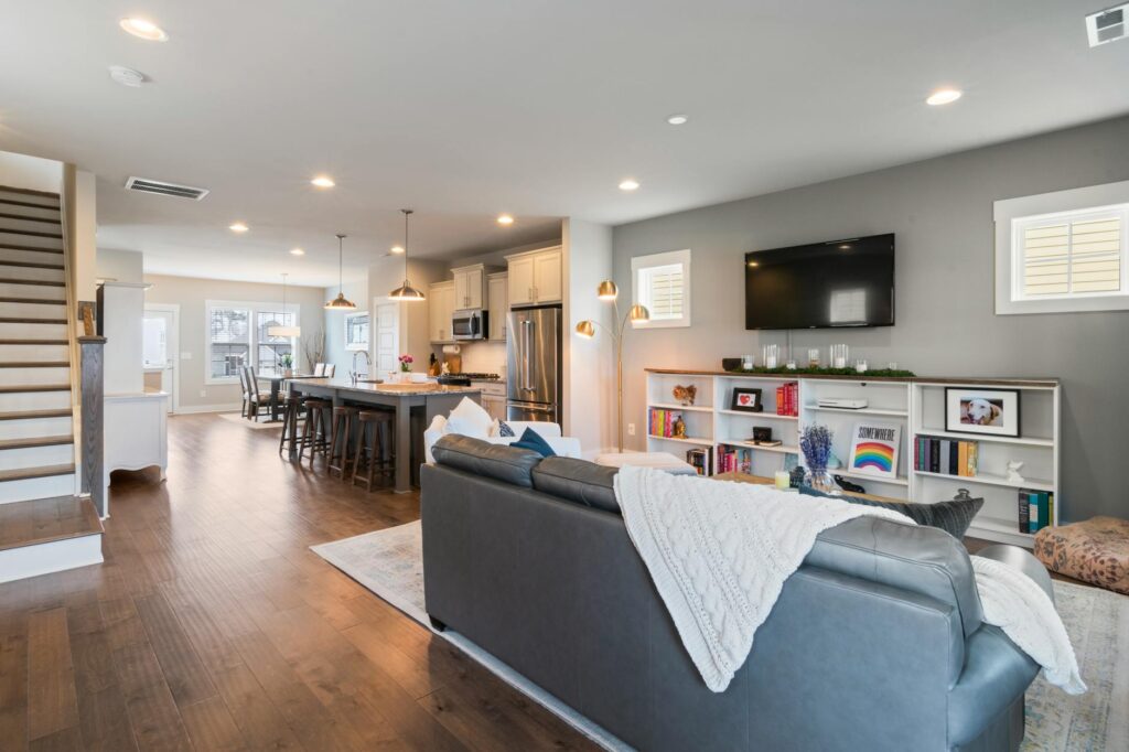 Ezekkel az egyszerű megoldásokkal csalhatunk több világosságot a sötétebb szobákba is