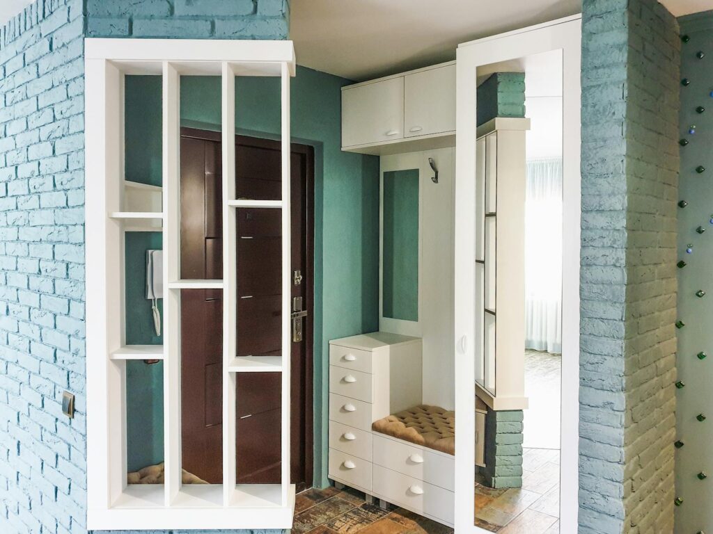 Így tehetjük gördülékennyé a reggeleket az előszoba okos átszervezésével